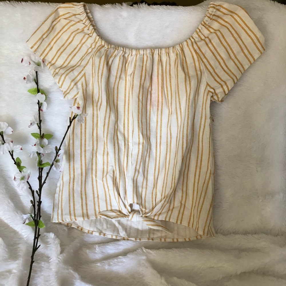 👧🏻 NWT Girls cold shoulder stripe top